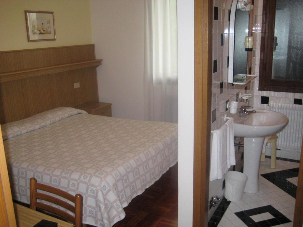 Hotel Ristorante Dotto Varago Habitación foto