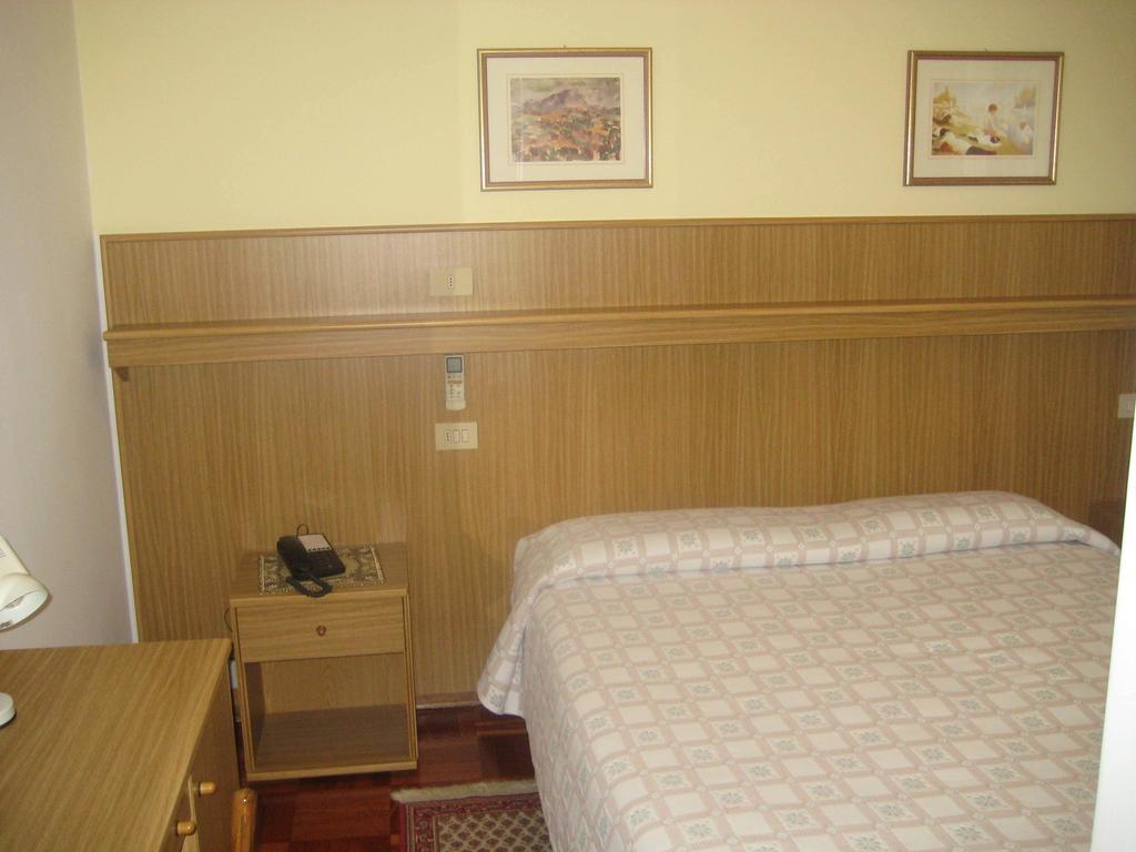 Hotel Ristorante Dotto Varago Habitación foto
